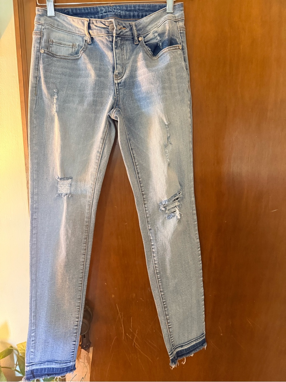 R1893 Women's Light Blue Distressed Skinny Jeans